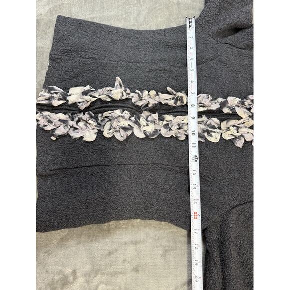 St. John Gray Wool Blend Zip Jacket with Raw Edge Rosette Trim Size 6 - Picture 8 of 12